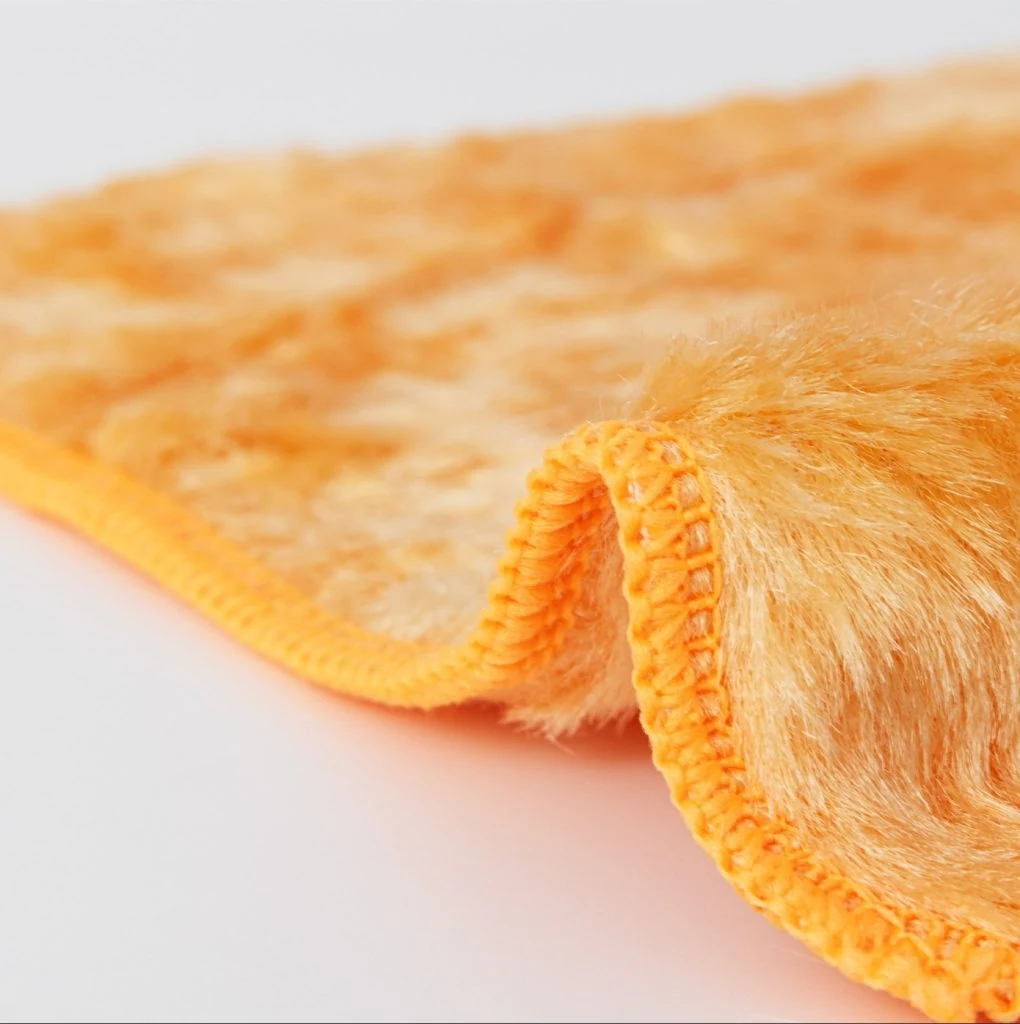 Chiffon de nettoyage en viscose haute bouclette avec bords ourlés pour gammes de produits sous marque privée.